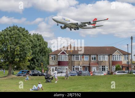 Heathrow, Londres, Royaume-Uni. 21 août 2023. Arrivées de vols à Londres Heathrow. Le nombre de passagers de l’aéroport d’Heathrow atteint son niveau d’avant la pandémie, car les conditions météorologiques variables au Royaume-Uni stimulent les vols de vacances vers des climats plus chauds. Le nombre de passagers vers des destinations nord-américaines a également augmenté de plus de 70 %. Crédit : Malcolm Park/Alamy Live News Banque D'Images