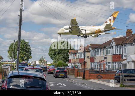 Heathrow, Londres, Royaume-Uni. 21 août 2023. Arrivées de vols à Londres Heathrow. Le nombre de passagers de l’aéroport d’Heathrow atteint son niveau d’avant la pandémie, car les conditions météorologiques variables au Royaume-Uni stimulent les vols de vacances vers des climats plus chauds. Le nombre de passagers vers des destinations nord-américaines a également augmenté de plus de 70 %. Crédit : Malcolm Park/Alamy Live News Banque D'Images