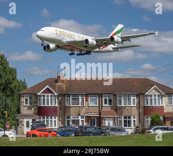 Heathrow, Londres, Royaume-Uni. 21 août 2023. Arrivées de vols à Londres Heathrow. Le nombre de passagers de l’aéroport d’Heathrow atteint son niveau d’avant la pandémie, car les conditions météorologiques variables au Royaume-Uni stimulent les vols de vacances vers des climats plus chauds. Le nombre de passagers vers des destinations nord-américaines a également augmenté de plus de 70 %. Crédit : Malcolm Park/Alamy Live News Banque D'Images