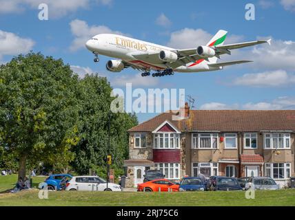 Heathrow, Londres, Royaume-Uni. 21 août 2023. Arrivées de vols à Londres Heathrow. Le nombre de passagers de l’aéroport d’Heathrow atteint son niveau d’avant la pandémie, car les conditions météorologiques variables au Royaume-Uni stimulent les vols de vacances vers des climats plus chauds. Le nombre de passagers vers des destinations nord-américaines a également augmenté de plus de 70 %. Crédit : Malcolm Park/Alamy Live News Banque D'Images