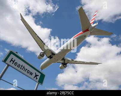 Heathrow, Londres, Royaume-Uni. 21 août 2023. Arrivées de vols à Londres Heathrow. Le nombre de passagers de l’aéroport d’Heathrow atteint son niveau d’avant la pandémie, car les conditions météorologiques variables au Royaume-Uni stimulent les vols de vacances vers des climats plus chauds. Le nombre de passagers vers des destinations nord-américaines a également augmenté de plus de 70 %. Crédit : Malcolm Park/Alamy Live News Banque D'Images