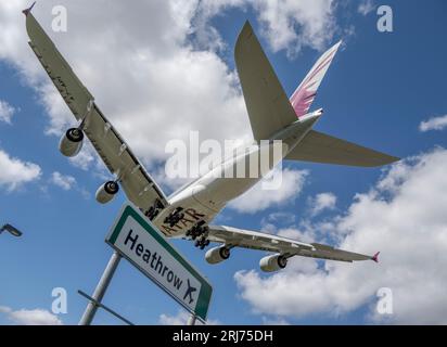 Heathrow, Londres, Royaume-Uni. 21 août 2023. Arrivées de vols à Londres Heathrow. Le nombre de passagers de l’aéroport d’Heathrow atteint son niveau d’avant la pandémie, car les conditions météorologiques variables au Royaume-Uni stimulent les vols de vacances vers des climats plus chauds. Le nombre de passagers vers des destinations nord-américaines a également augmenté de plus de 70 %. Crédit : Malcolm Park/Alamy Live News Banque D'Images