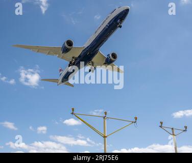 Heathrow, Londres, Royaume-Uni. 21 août 2023. Arrivées de vols à Londres Heathrow. Le nombre de passagers de l’aéroport d’Heathrow atteint son niveau d’avant la pandémie, car les conditions météorologiques variables au Royaume-Uni stimulent les vols de vacances vers des climats plus chauds. Le nombre de passagers vers des destinations nord-américaines a également augmenté de plus de 70 %. Crédit : Malcolm Park/Alamy Live News Banque D'Images