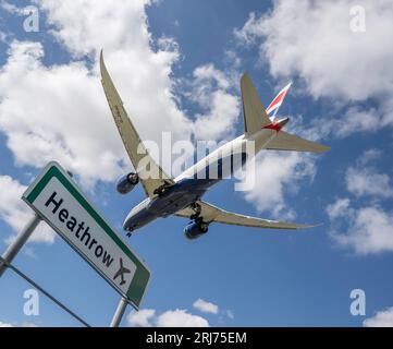 Heathrow, Londres, Royaume-Uni. 21 août 2023. Arrivées de vols à Londres Heathrow. Le nombre de passagers de l’aéroport d’Heathrow atteint son niveau d’avant la pandémie, car les conditions météorologiques variables au Royaume-Uni stimulent les vols de vacances vers des climats plus chauds. Le nombre de passagers vers des destinations nord-américaines a également augmenté de plus de 70 %. Crédit : Malcolm Park/Alamy Live News Banque D'Images