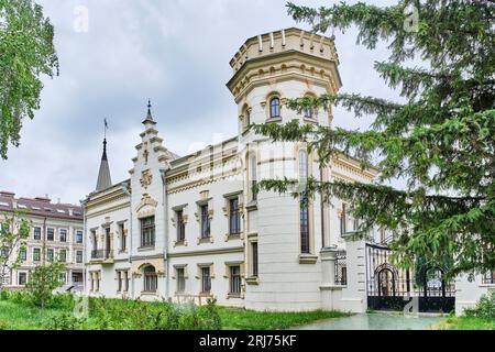 Kazan, Russie - 10 juin 2023 : Maison de Shamil, début du 20e siècle, jour pluvieux d'été. Aujourd'hui Musée littéraire de Gabdulla Tukay. Point de repère de Old Tatar Banque D'Images