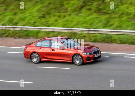 2019 Orange BMW 330E M SPORT Auto 330E M Sport Auto 292 12Kwh PHEV 113Ch/83Kw Step Auto Start / Stop ; déplacement à grande vitesse sur l'autoroute M6 dans le Grand Manchester, Royaume-Uni Banque D'Images