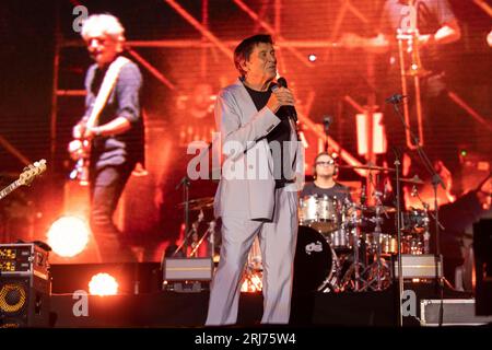 Baia Domizia, Italie. 20 août 2023. Gianni Morandi se produit sur scène à l'Arena dei Pini à Baia Domizia. (Photo de Francesco Cigliano/Pacific Press) crédit : Pacific Press Media production Corp./Alamy Live News Banque D'Images