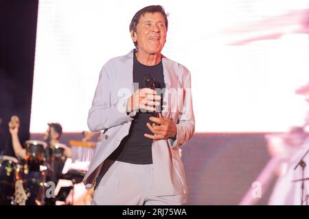 Baia Domizia, Italie. 20 août 2023. Gianni Morandi se produit sur scène à l'Arena dei Pini à Baia Domizia. (Photo de Francesco Cigliano/Pacific Press) crédit : Pacific Press Media production Corp./Alamy Live News Banque D'Images