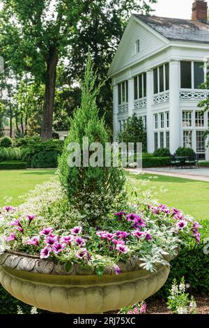 Charlotte Caroline du Nord, Myers Park, The Duke Mansion, jardin de fleurs, extérieur extérieur, bâtiment Banque D'Images