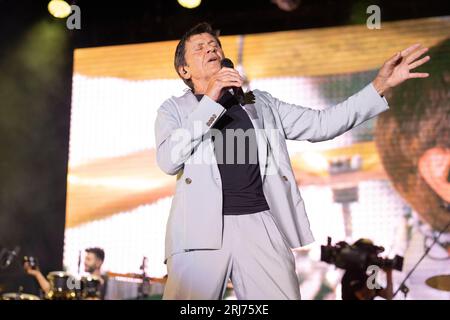 Baia Domizia, Italie. 20 août 2023. Gianni Morandi se produit sur scène à l'Arena dei Pini à Baia Domizia. (Photo de Francesco Cigliano/Pacific Press) crédit : Pacific Press Media production Corp./Alamy Live News Banque D'Images