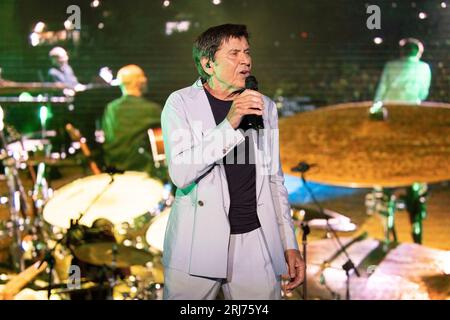 Baia Domizia, Italie. 20 août 2023. Gianni Morandi se produit sur scène à l'Arena dei Pini à Baia Domizia. (Photo de Francesco Cigliano/Pacific Press) crédit : Pacific Press Media production Corp./Alamy Live News Banque D'Images