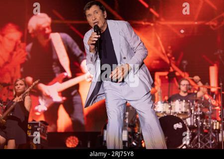 Baia Domizia, Italie. 20 août 2023. Gianni Morandi se produit sur scène à l'Arena dei Pini à Baia Domizia. (Photo de Francesco Cigliano/Pacific Press) crédit : Pacific Press Media production Corp./Alamy Live News Banque D'Images