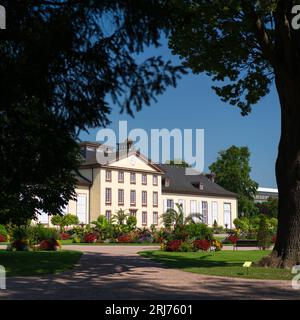 Le magnifique Pavillon Joséphine dans le Parc de l'Orangerie est encadré par un ciel bleu profond par une chaude journée d'été dans le centre de Strasbourg, en France. Banque D'Images