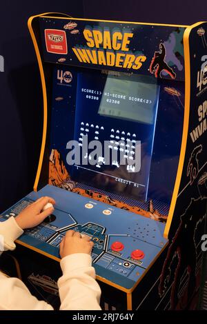 Machine de jeu Taito envahisseurs de l'espace. Simple Space Arcade dans le vieux jeu vidéo rétro 8 bits. Les enfants jouent à la machine à sous classique. Varsovie, Pologne - 28 juillet 2023. Banque D'Images