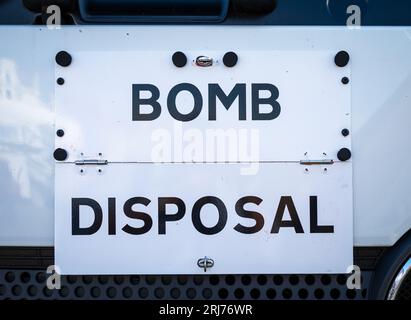 Un panneau métallique rabattable indiquant « destruction de bombe » est fixé à l'avant d'un véhicule d'urgence exposé à l'exposition militaire à Eastbourne Airbou Banque D'Images