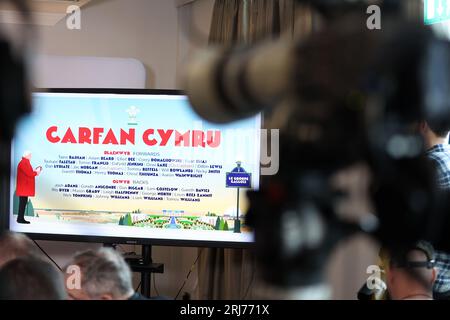 Cardiff, Royaume-Uni. 21 août 2023. L'équipe est annoncée en direct à la télévision lors de la conférence de presse d'annonce de l'équipe de la coupe du monde de Rugby du pays de Galles 2023 33 au Vale Resort, Hensol, pays de Galles du Sud, le lundi 21 août 2023. photo par Andrew Orchard/Andrew Orchard photographie sportive/Alamy Live News crédit : Andrew Orchard photographie sportive/Alamy Live News Banque D'Images