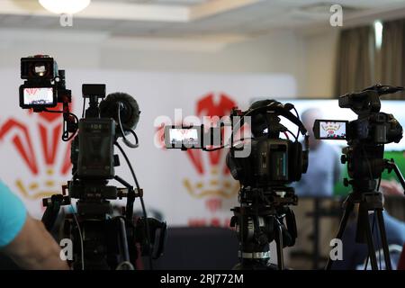 Cardiff, Royaume-Uni. 21 août 2023. Les caméras de télévision sont prêtes à la conférence de presse d'annonce de l'équipe de la coupe du monde de Rugby du pays de Galles 2023 33 au Vale Resort, Hensol, pays de Galles du Sud, le lundi 21 août 2023. photo par Andrew Orchard/Andrew Orchard photographie sportive/Alamy Live News crédit : Andrew Orchard photographie sportive/Alamy Live News Banque D'Images