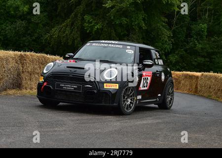 Chris Fryer, Charlie Cooper, MINI JCW 1 à 6 Edition, Premier coup d'œil, une occasion de voir de nouveaux modèles et concepts de véhicules de l'homme nouveau et établi Banque D'Images