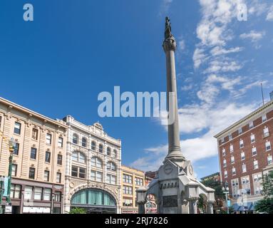 Troy, NY – États-Unis – 13 août 2023 le Soldiers and Sailors Monument, une colonne de granit de 50 pieds couronnée par l’appel aux armes, une statue en bronze de 17 pieds du G. Banque D'Images