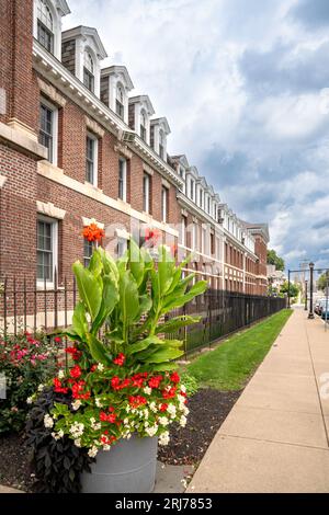 Troy, NY – États-Unis – 13 août 2023 vue verticale des dortoirs quadrilatères en briques rouges de trois étages (le Quad). Un dortoir étudiant à Rensselaer Polytechn Banque D'Images