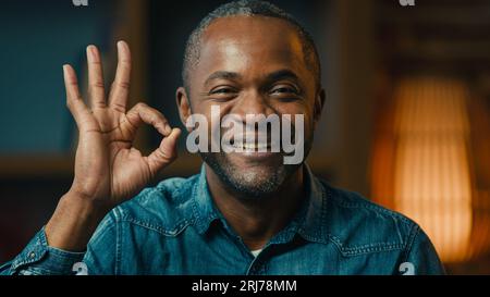 Gros plan heureux homme afro-américain mature montrant ok signe geste d'approbation satisfait souriant homme ethnique montrant symbole de recommandation bon Banque D'Images