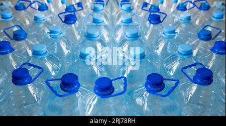 Vider les bouteilles en plastique dans une rangée. Pollution plastique. Banque D'Images