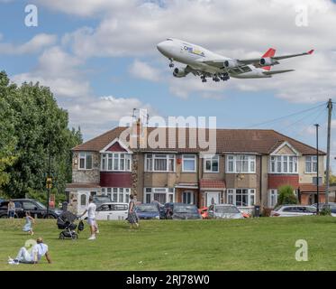 Un Boeing 747 d'Air Cargo en approche à l'atterrissage de l'aéroport de Heathrow à Londres, Royaume-Uni, le 21 août 2023 Banque D'Images