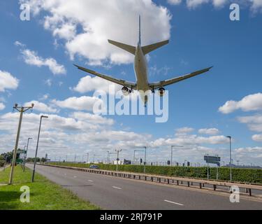 Avion civil en approche à l'atterrissage de l'aéroport de Heathrow à Londres, Royaume-Uni, le 21 août 2023 au-dessus de la route A30 Banque D'Images