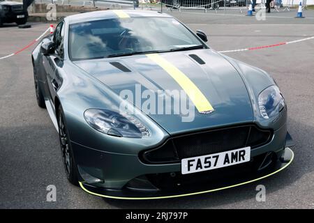 Vue de trois quarts de face d'une Green, 2018, Aston Martin Vantage Amr, exposée dans le paddock Supercar, au salon de l'automobile britannique de Farnborough en 2023 Banque D'Images