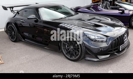 Vue de face de trois quarts d'une Mercedes AMG GT Black Series, exposée sur le stand Premier GT, au salon britannique de l'automobile 2023, Farnborough Banque D'Images