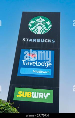 Starbucks Travelodge et Subway tous sur panneau libre à Middlewich Cheshire Royaume-Uni Banque D'Images