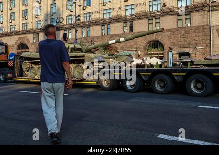 Kiev, Ukraine. 21 août 2023. Un homme inspecte le matériel détruit de l'armée russe exposé à Khreshchatyk dans le centre de Kiev. La Russie a envahi l'Ukraine le 24 février 2022, déclenchant la plus grande attaque militaire en Europe depuis la Seconde Guerre mondiale (Photo Aleksandr Gusev/SOPA Images/Sipa USA) crédit : SIPA USA/Alamy Live News Banque D'Images