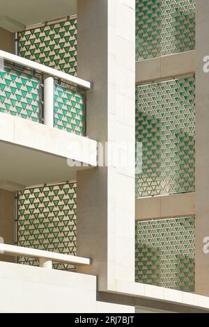 Détail des balcons et vitrages. Wellington Road, Londres, Royaume-Uni. Architecte : Alan Power Architects Ltd, 2022. Banque D'Images
