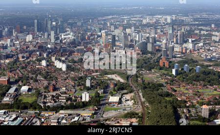 Vue aérienne de Miles Platting puis Ancoats vers l'ouest vers les gratte-ciel de Manchester Banque D'Images
