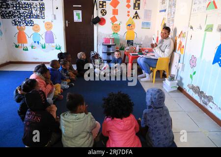 Cape Town, Afrique du Sud. 11 août 2023. Un enseignant donne une leçon dans une école maternelle gérée par Longyuan sa à de AAR, Afrique du Sud, le 11 août 2023. POUR ALLER AVEC 'Feature : le projet d'énergie éolienne de la Chine en Afrique du Sud profite à la communauté locale' crédit : Dong Jianghui/Xinhua/Alamy Live News Banque D'Images