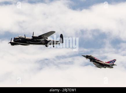 Eastbourne, Royaume-Uni. 19th août 2023.les vols commémoratifs de la bataille d'Angleterre Lancaster et le typhon de la RAF participent à une exposition commune. Banque D'Images