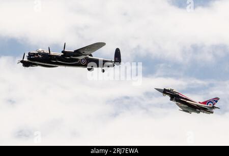 Eastbourne, Royaume-Uni. 19th août 2023.les vols commémoratifs de la bataille d'Angleterre Lancaster et le typhon de la RAF participent à une exposition commune. Banque D'Images