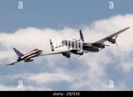 Eastbourne, Royaume-Uni. 19th août 2023.les vols commémoratifs de la bataille d'Angleterre Lancaster et le typhon de la RAF participent à une exposition commune. Banque D'Images