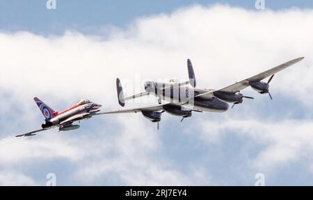 Eastbourne, Royaume-Uni. 19th août 2023.les vols commémoratifs de la bataille d'Angleterre Lancaster et le typhon de la RAF participent à une exposition commune. Banque D'Images