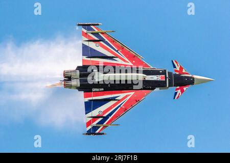 Eastbourne, Royaume-Uni. 19th août 2023.les vols commémoratifs de la bataille d'Angleterre Lancaster et le typhon de la RAF participent à une exposition commune. Banque D'Images