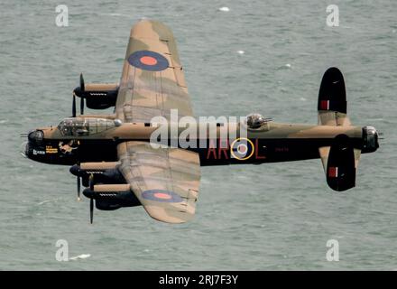 Eastbourne, Royaume-Uni. 19th août 2023.les vols commémoratifs de la bataille d'Angleterre Lancaster et le typhon de la RAF participent à une exposition commune. Banque D'Images