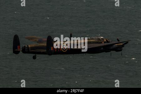 Eastbourne, Royaume-Uni. 19th août 2023.les vols commémoratifs de la bataille d'Angleterre Lancaster et le typhon de la RAF participent à une exposition commune. Banque D'Images