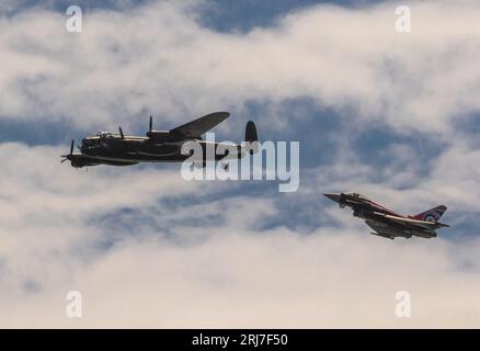 Eastbourne, Royaume-Uni. 19th août 2023.les vols commémoratifs de la bataille d'Angleterre Lancaster et le typhon de la RAF participent à une exposition commune. Banque D'Images