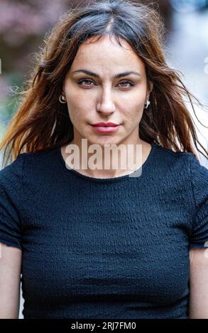 Lors d'un shooting dans le centre-ville de Dundee, une étonnante femme espagnole Beatriz Villacorta pose pour la caméra dans le centre-ville de Dundee, Écosse, Royaume-Uni Banque D'Images