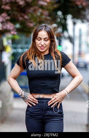 Lors d'un shooting dans le centre-ville de Dundee, une étonnante femme espagnole Beatriz Villacorta pose pour la caméra dans le centre-ville de Dundee, Écosse, Royaume-Uni Banque D'Images