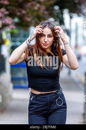 Lors d'un shooting dans le centre-ville de Dundee, une étonnante femme espagnole Beatriz Villacorta pose pour la caméra dans le centre-ville de Dundee, Écosse, Royaume-Uni Banque D'Images