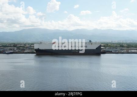 Port de Kingston avec le transporteur de véhicules de hoegh Autoliners Company pendant le chargement des voitures par les débardeurs. Banque D'Images