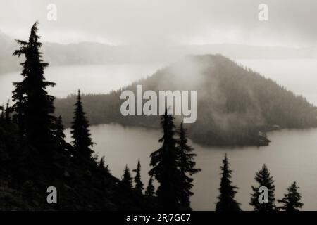 Brume 'Wizard Island' au parc national de Crater Lake, États-Unis. Banque D'Images