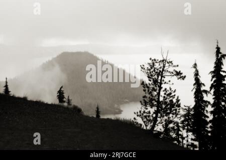 Brume 'Wizard Island' au parc national de Crater Lake, États-Unis. Banque D'Images