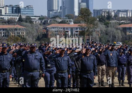 Johannesburg, Afrique du Sud. 21 août 2023. Les membres des forces de police sud-africaines saluent alors qu’ils se tiennent en formation lors d’une démonstration de préparation des forces de sécurité protégeant le sommet des BRICS à Innes Free Park le 21 août 2023, à Johannesburg, en Afrique du Sud. Crédit : UPI/Alamy Live News Banque D'Images